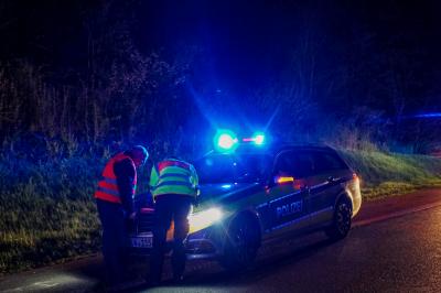 A81 Leonberg: Fahrer schlaeft am Steuer seines Transporters ein